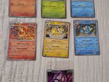 beaucoup de cartes pokemon différentes sur la table