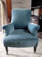 Fauteuil recouvert de velours bleu gris, reposant sur quatre… (photo 3)