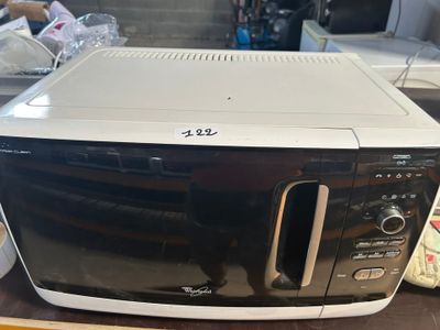 un micro-ondes posé sur un comptoir