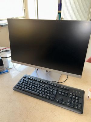 une image d'un écran d'ordinateur et d'un clavier sur un bureau