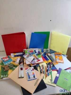 de nombreuses fournitures scolaires posées les unes à côté des autres sur une table