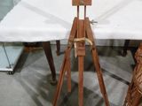 un chevalet en bois surmonté d'un panier
