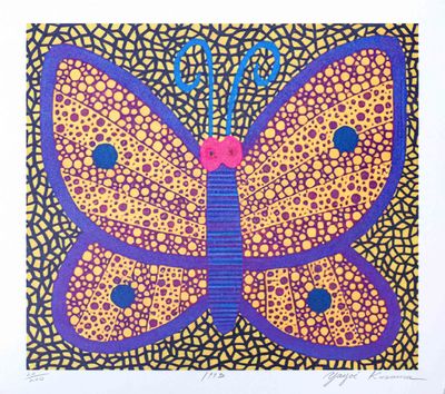 papillon violet et jaune sur fond jaune parsemé de points bleus