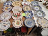 les nombreuses assiettes qui se trouvent sur une table dans une pièce