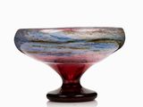 un bol en verre posé sur une table