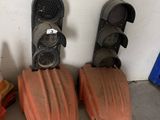 quatre paires de chaussures posées par terre
