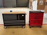 deux coffres à outils rouges et noirs posés sur une table en bois
