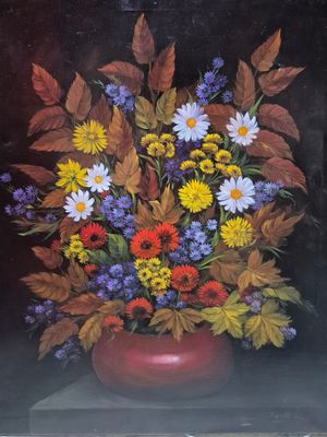 un tableau représentant des fleurs dans un vase rouge posé sur une table