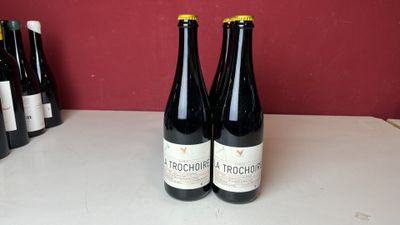plusieurs bouteilles de vin sont alignées sur un comptoir
