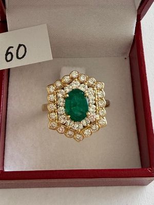 Bague en or jaune, sertie d’une belle émeraude ovale ~ 1,40c…