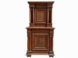 une grande armoire en bois dont la façade est ornée de sculptures