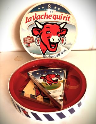 une assiette rouge avec un morceau de gâteau dessus et une assiette rouge avec un morceau de gâteau dessus