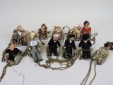 un tas de poupées accrochées à une chaîne