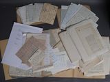 une pile de vieux papiers posée sur une table