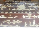 une boîte marron et blanche posée sur une table