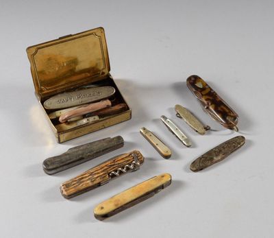 de nombreux modèles différents de couteaux de poche dans une boîte