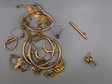 beaucoup de bijoux en or sur la table