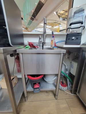 un évier en acier inoxydable dans le coin d'une cuisine