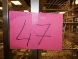 un panneau rose sur lequel figure le chiffre 477