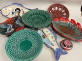 de nombreuses assiettes et bols posés sur une table