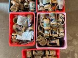 quatre boîtes rouges remplies d'objets de toutes sortes