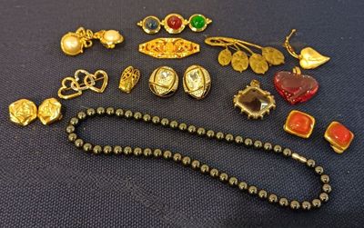 Lot de bijoux fantaisie divers cpt : clips d'oreilles en mét…