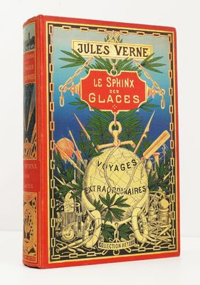 un vieux livre posé sur une table à côté d'un fond blanc