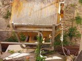 une vieille bétonnière dans le jardin derrière une maison