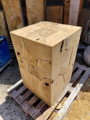 a picture of a wooden box sitting on a pallet