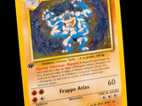 gros plan d'une carte pokemon sur fond noir