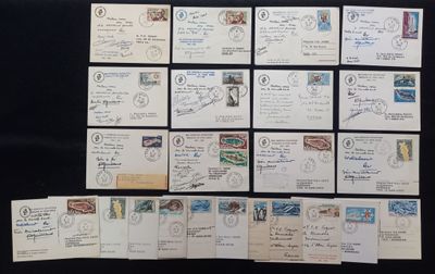 beaucoup de vieilles cartes postales posées sur une table noire