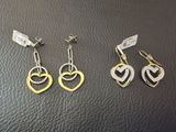 trois paires de boucles d'oreilles en forme de cœur, en or et en argent