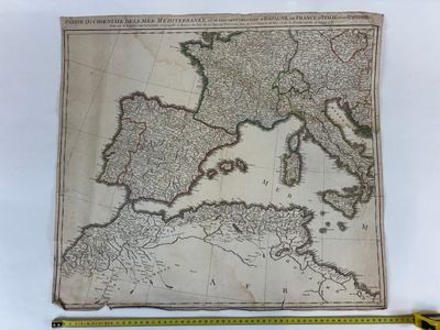 une vieille carte de l'Europe posée sur une table, avec une règle à côté