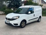 la petite camionnette blanche est garée dans le parking
