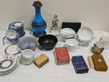 une table sur laquelle se trouvent de nombreux objets différents