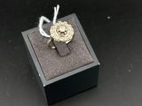 bague en argent sterling présentée dans un coffret cadeau noir orné d'une corde