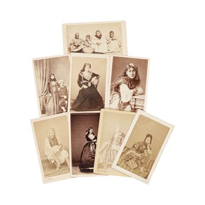 une vieille photo montrant un groupe de personnes assises les unes sur les autres
