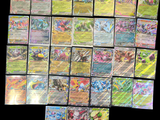 beaucoup de cartes Pokémon posées ensemble sur la table