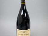 une bouteille de vin posée sur une table