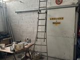 une photo d'un garage dans lequel se trouve une échelle