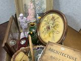 un panier rempli d'objets posé sur une table