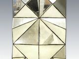 une image représentant un miroir orné d'un motif géométrique