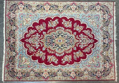 un tapis rouge et bleu à motifs de médaillons