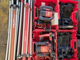 une caisse à outils posée par terre