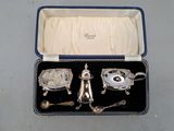 une boîte contenant des objets en argent, posée sur une table