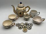 de nombreux types de théières et de tasses sur la table