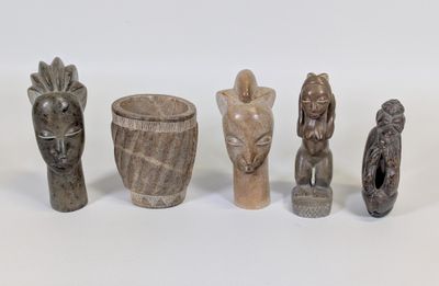 Plusieurs types d'objets sculptés sont exposés sur un fond blanc