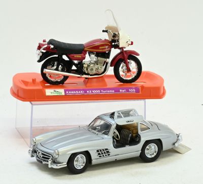 deux maquettes, l'une d'une moto et l'autre d'une voiture, posées sur une table