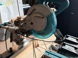 quelqu'un utilise une scie circulaire pour couper une pièce de bois