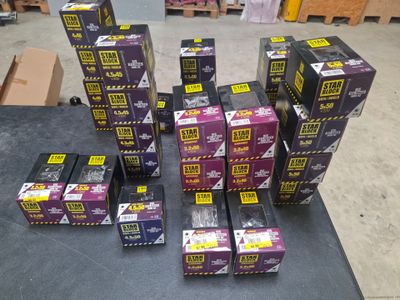 plusieurs boîtes sont empilées sur une table